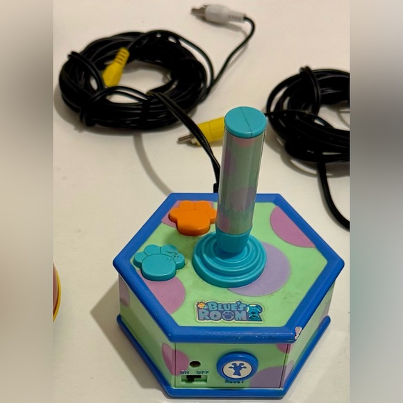 2 Jakks - Disney/Blue’sRoom TV Game Joystick with built-in video game - Picture 4 of 6